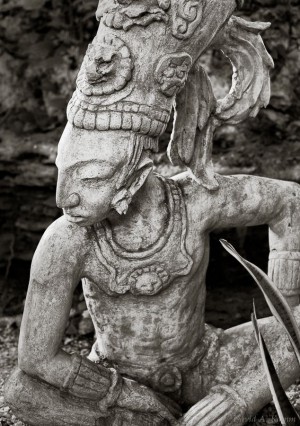 Maya-heykel-300x426