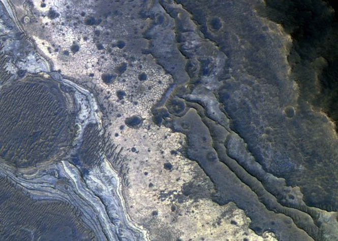 Mars uydularından birinin çektiği bu fotoğrafta Valles Marineris adı verilen büyük bir kanyon sistemindeki kaya katmanları ve opalin silika yapıları görülüyor. Spirit, bu minerali Gusev krateri içinde, zeminde de buldu. (NASA/JPL-Caltech/Univ. of Arizona)