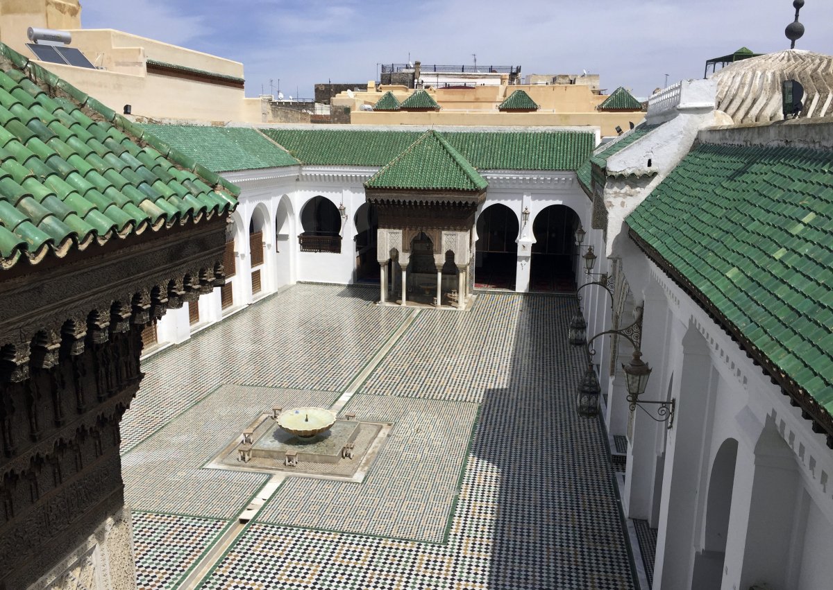 Al-Qarawiyyin üniversitesi, kütüphanesi ve camii 859’da –cebirin yeni yeni ortaya çıktığı dönemde- Fatma El-Fihriya tarafından kuruldu.