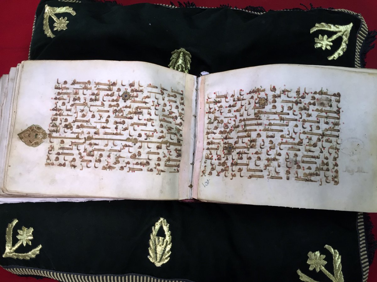 Ama belki de içlerinden en değerlisi, kütüphanedeki en eski yapıt olan, hala orijinal cildiyle saklanan, 9. yüzyıla ait Kur'an örneği.