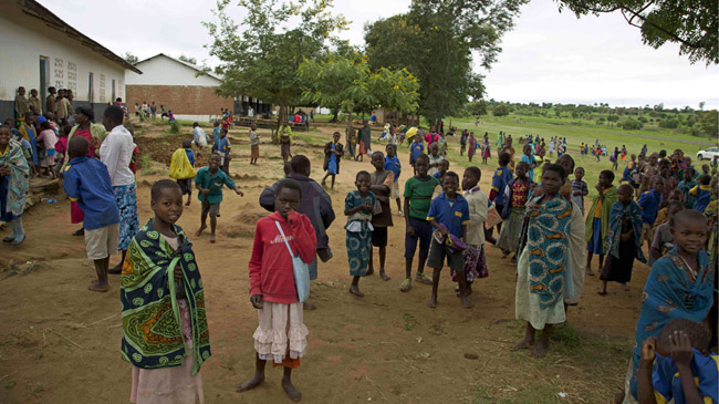 Chimoya’da bir okulda çocuklar ve anneleri çocuk evliliklerini durdurmak için bir kampanya kapsamında çalışırken… – fotoğraf: Hannah McNeish