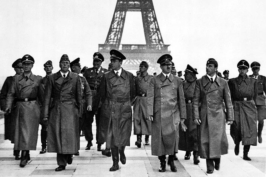 Naziler Paris'te, Hitler ve kurmayları şehirde dolanıyor.