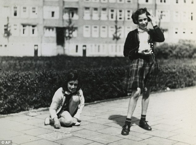 Anne Frank (solda), arkadaşı Hanneli Goslar ile oyun oynuyor, 1941