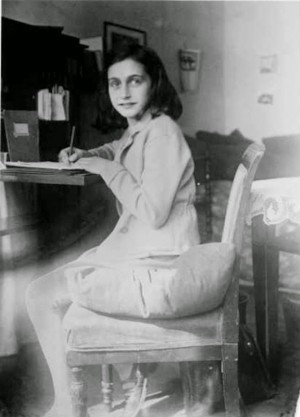 Anne Frank, Amsterdam'da bulunan Merwedeplein apartmanındaki odasında.