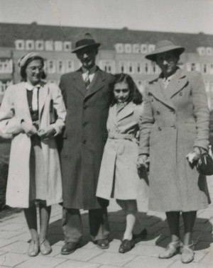 Mayıs 1941, Frank ailesi Amsterdamda. (Soldan sağa: Margot, Otto, Anne, Edith)