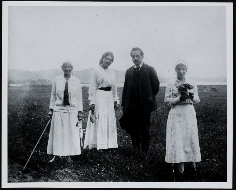 Einstein Ailesi tatilde. Sellin, Ruegen Adası, Almanya’da: Ikinci eşi Elsa (Solda), Kızı İlse (En solda), Üvey kızının kızı Margot (Sağda), Temmuz 1915, Fotoğraf: Albert Einstein Archives/Greenlight