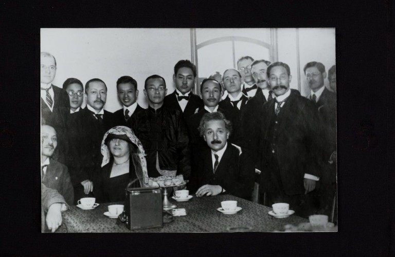 Albert ve Elsa, Prof. Ueda Tatsunosuke'nin de yer aldığı Japon fakülte üyeleriyle Tokyo Ticaret Üniversite'sinde, Kasım 1922. Fotoğraf: Albert Einstein Archives/Greenlight