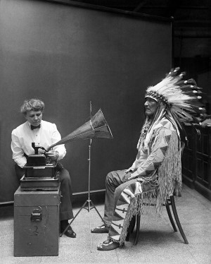 Frances Denmore, Blackfoot (Karaayaklar) kabilesi şefinin kaydını alırken, 1916.