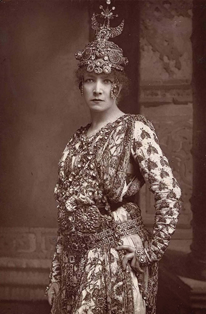 Sarah Bernhardt, 1880’lerde, Bizans imparatoriçesi Theodora’yı oynuyor. Göz yaşartıcı derecede pahalı zevkleri ve tuhaf davranışları 20. yüzyıl ünlüleri için bir şablon oluşturdu. © Getty