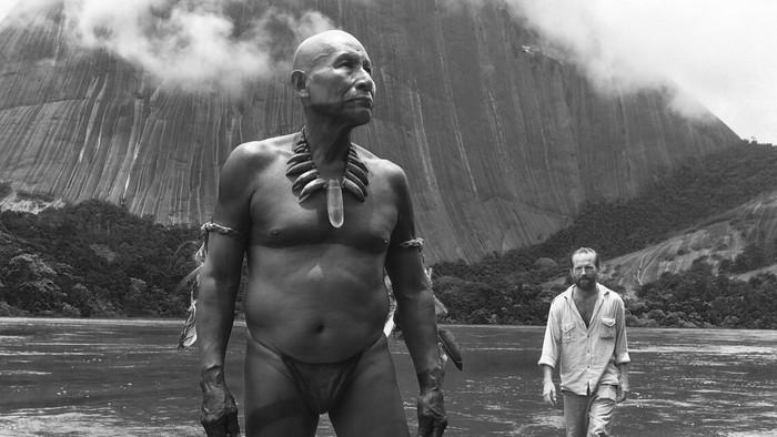 the-new-film-embrace-of-the-serpent-conjures-a-forgotten-indigenous-vision-of-the-amazon-1452186262-crop_mobile