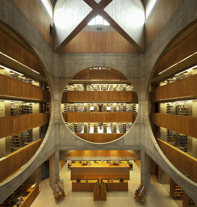 Phillips Exerter Akademi Kütüphanesinde ahşap ve betonun çarpıcı bir örneği, Exerter, New Hampshire’da 1965’te yapıldı